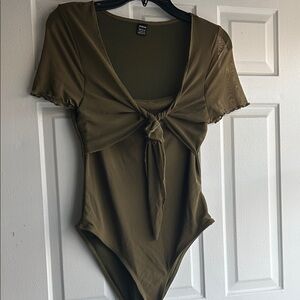 ♥️Olive Green Tie-Front Bodysuit ( Large)